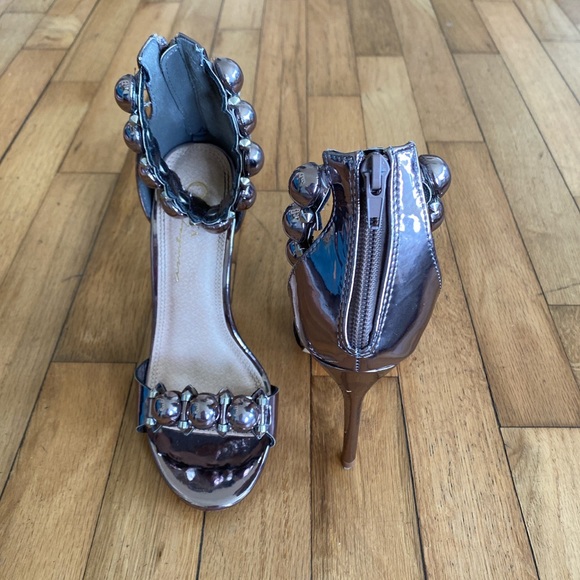 Metallic Silver Bomb Heels💣 - Picture 5 of 8